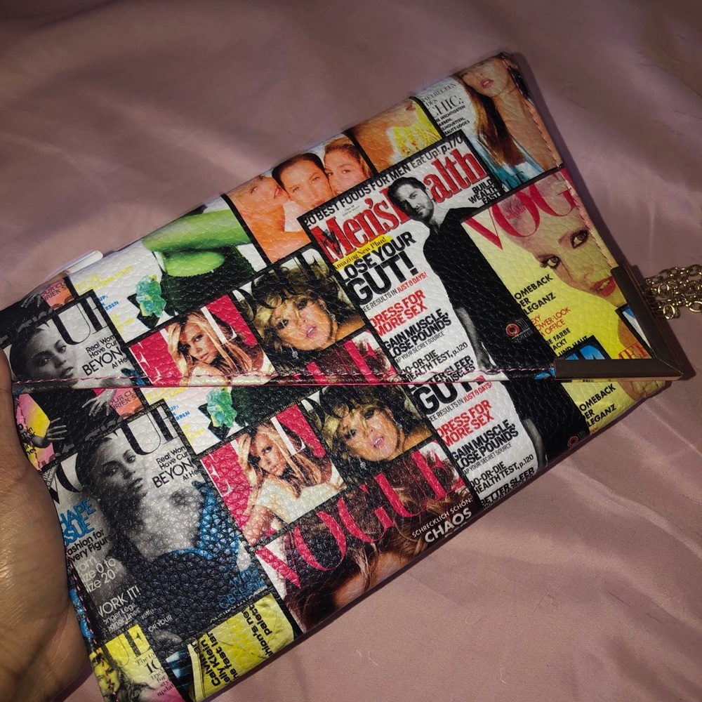MAGAZINE CLUTCH